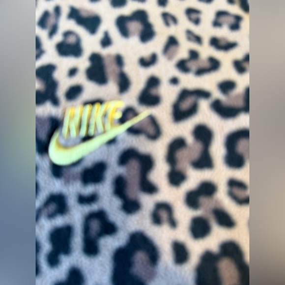Nike Brown Animal Print Medium Top like sweatshirt but not fleece. E38 - Picture 4 of 4